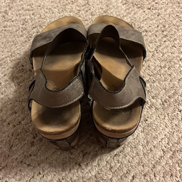 Pierre Dumas Wedges (Size 8 1/2) - Picture 4 of 16